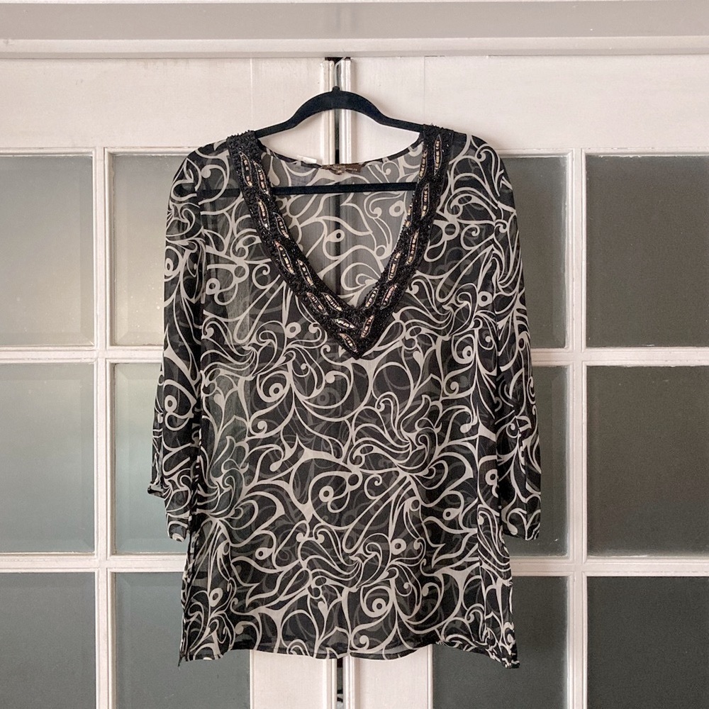 XL•SOLITAIRE LOS ANGELES•B&W V-NECK SHEER BLOUSE•